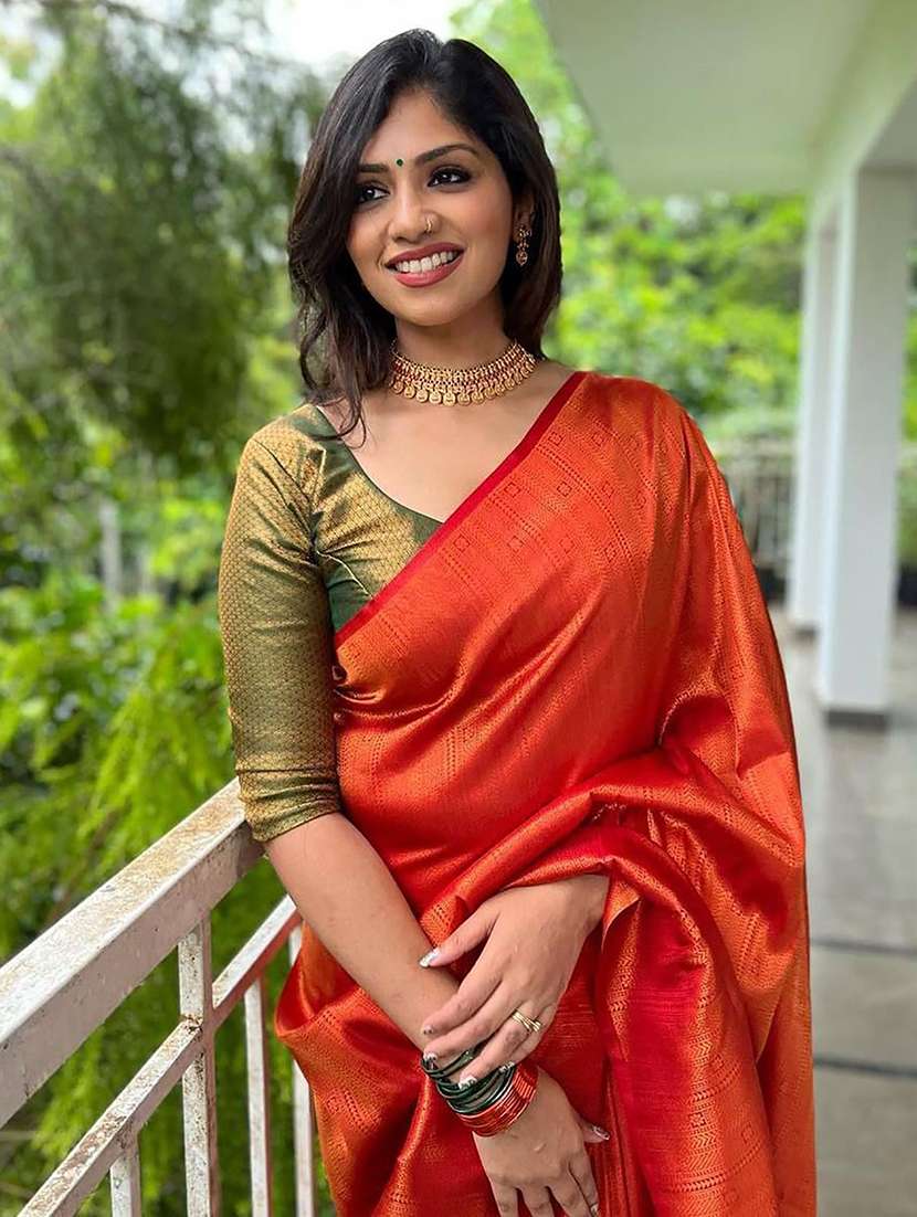 women self design banarasi saree with blouse - 22567151 -  Standard Image - 1