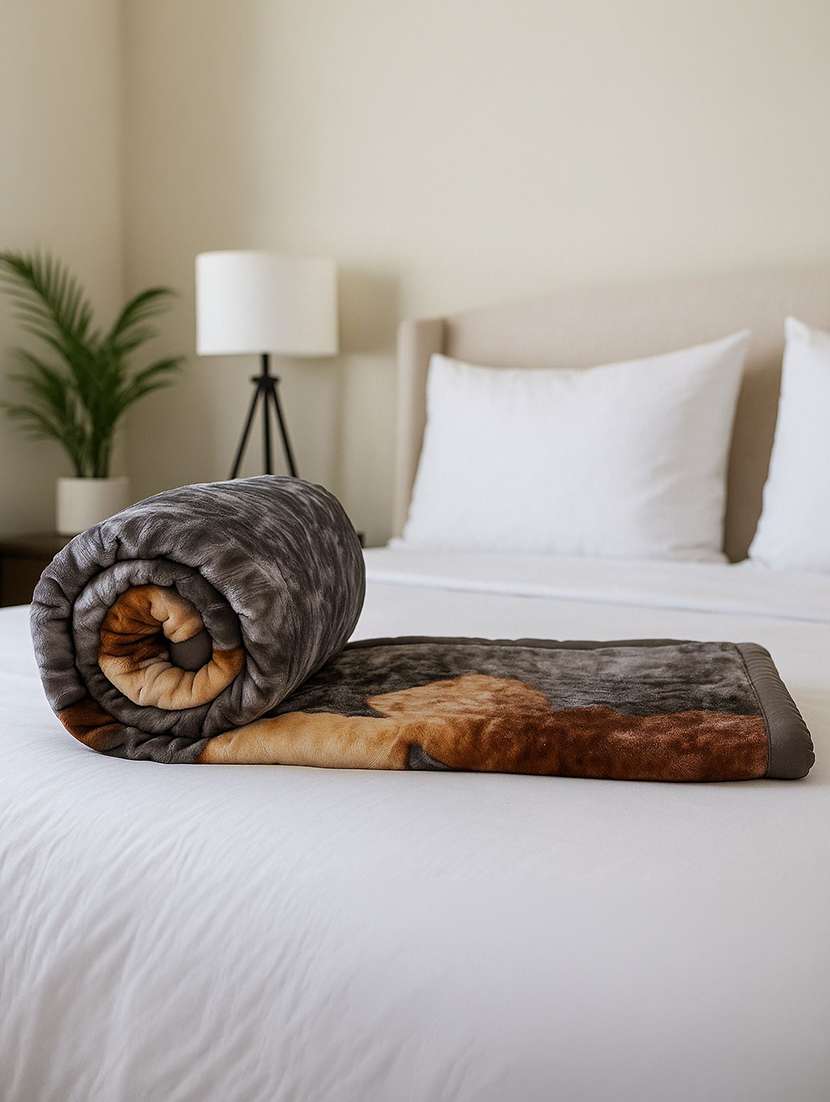 multi coloured printed winter blanket - 22568015 -  Standard Image - 1