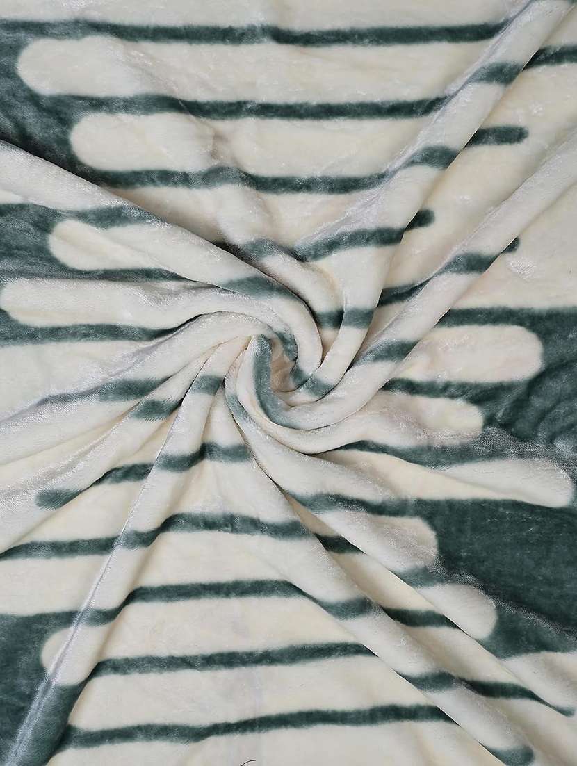 multi coloured printed winter blanket - 22568021 -  Standard Image - 4