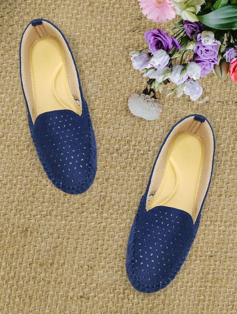 women cutwork slip on ballerina