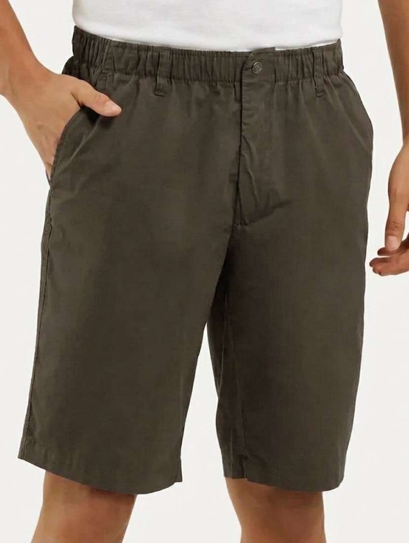 men solid mid rise regular fit shorts