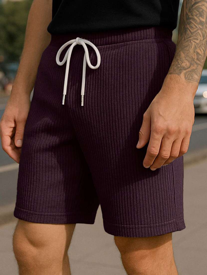 men textured mid rise regular fit shorts