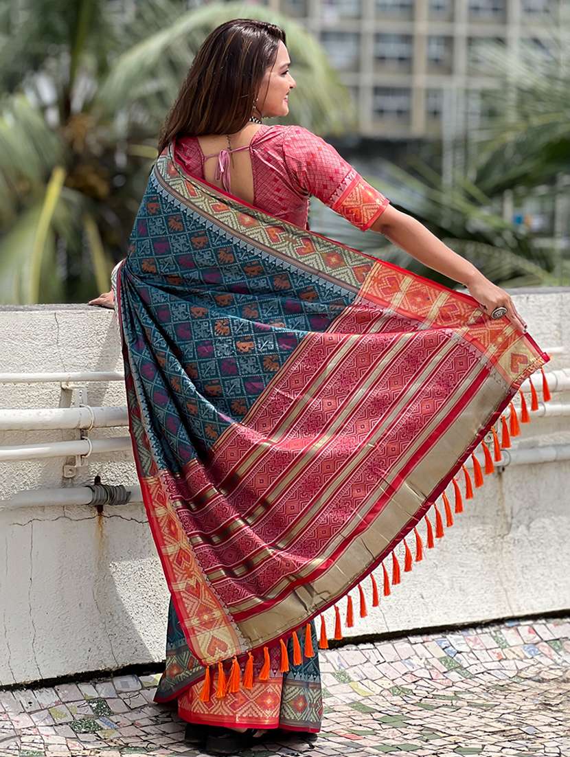women self design patola saree with blouse - 22571103 -  Standard Image - 4