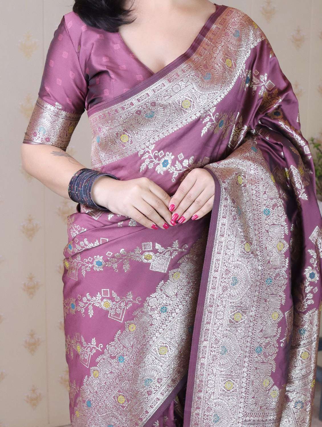 Women Self Design Banarasi Saree With Blouse - 22571196 -  Standard Image - 4