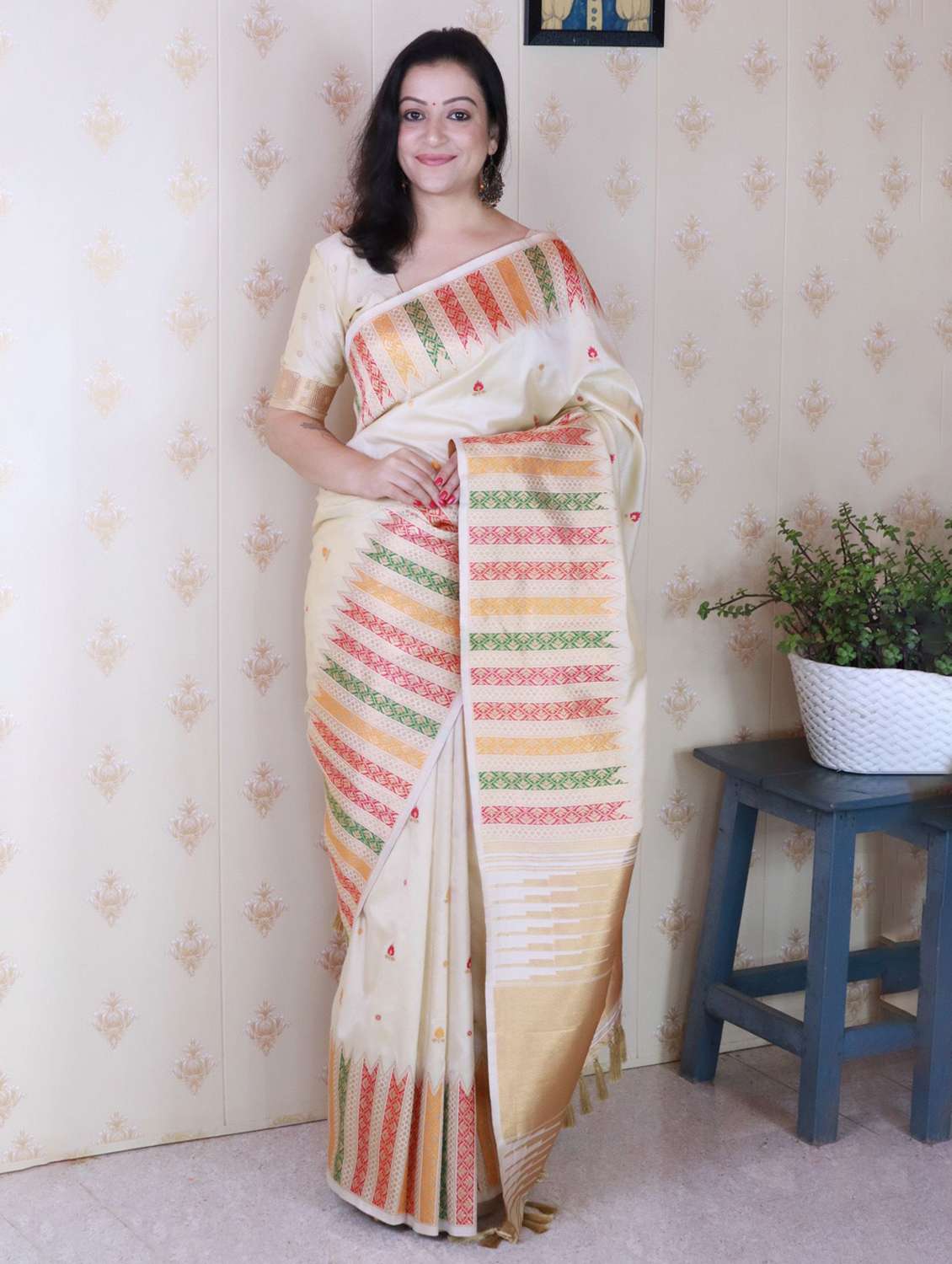 women self design banarasi saree with blouse