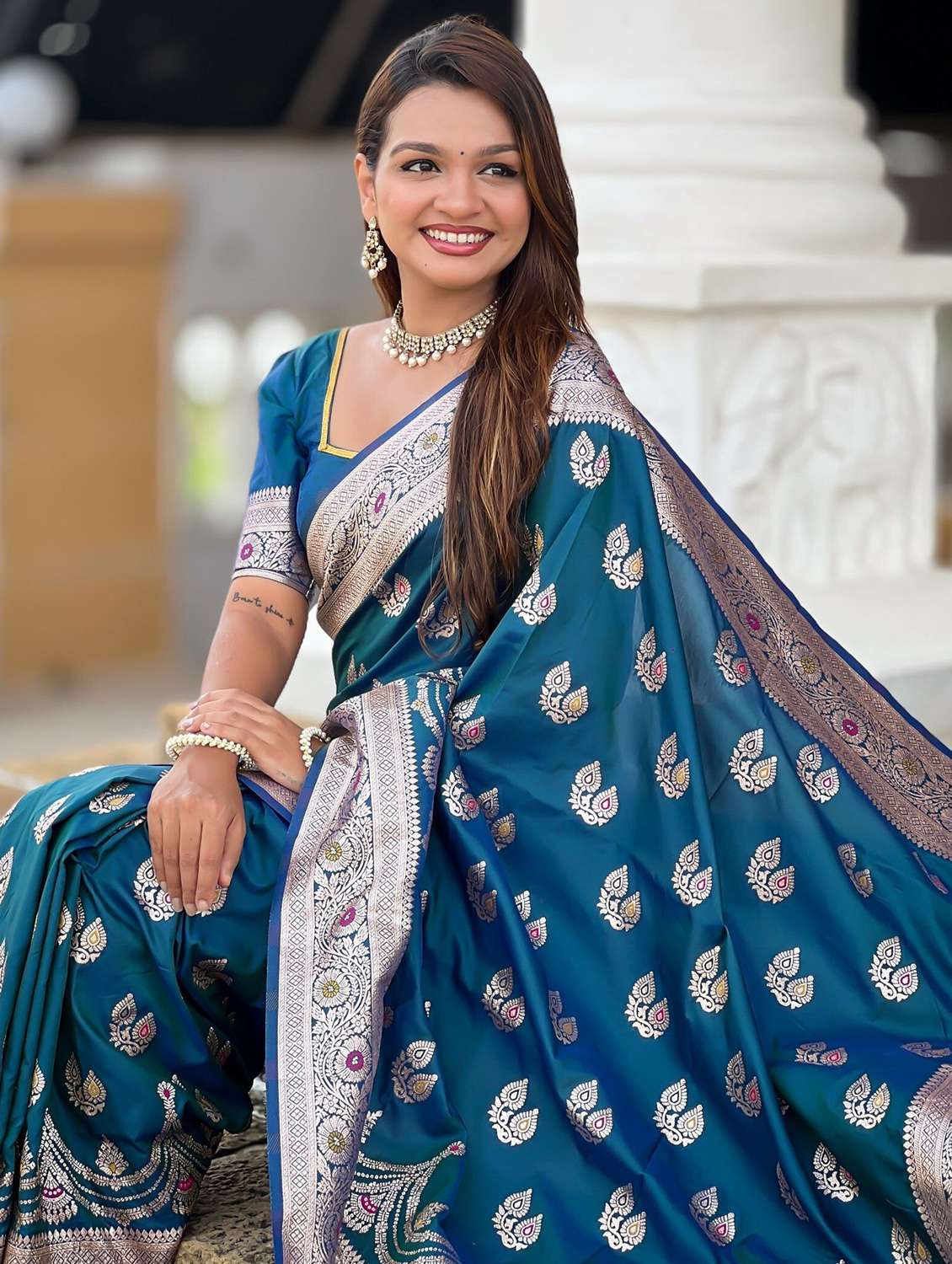 women self design banarasi saree with blouse - 22571358 -  Standard Image - 4
