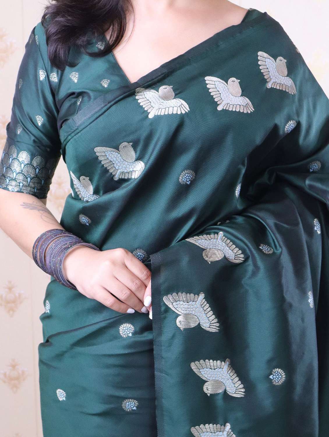 women self design banarasi saree with blouse - 22571436 -  Standard Image - 4