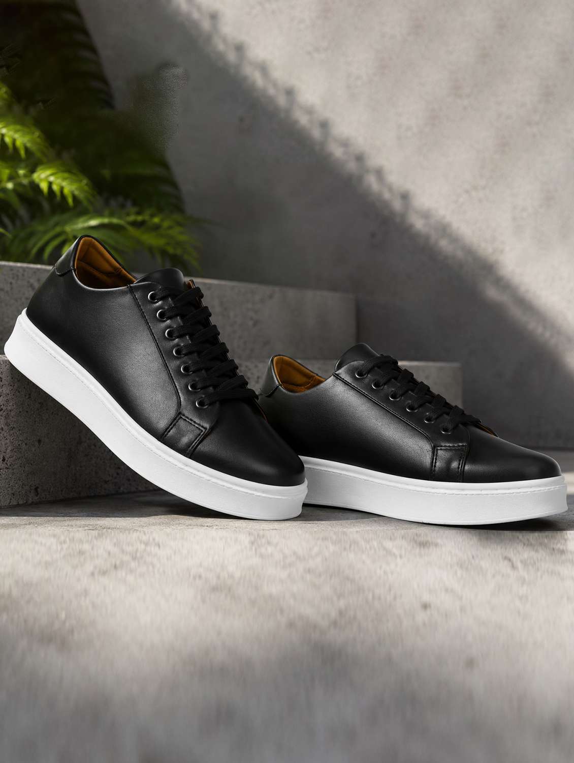 men solid lace up sneakers