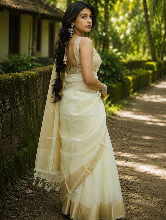 Women Solid With Bordered Saree - 22576972 -  Standard Image - 1
