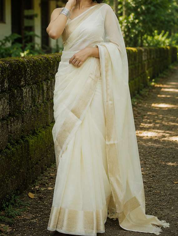 Women Solid With Bordered Saree - 22576972 -  Standard Image - 4