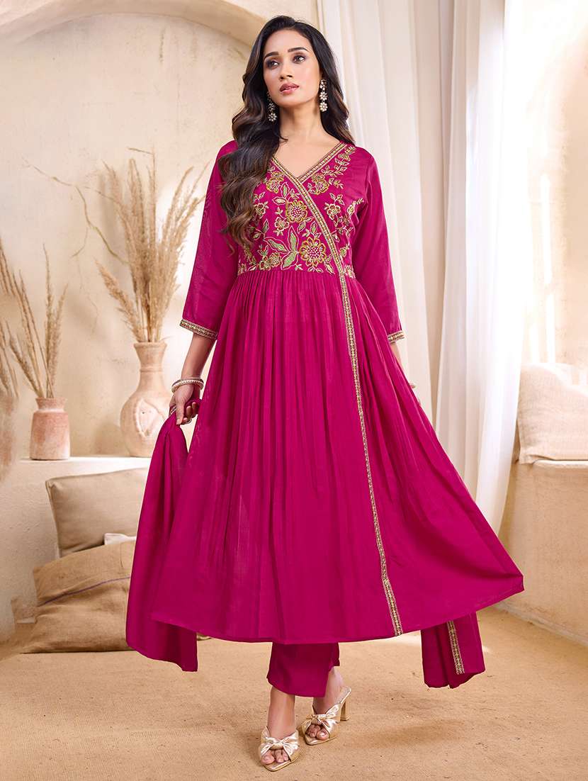 women embroidered three quarter sleeves kurta pant set with dupatta
