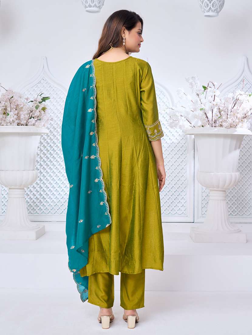 women embroidered three quarter sleeves kurta pant set with dupatta - 22577460 -  Standard Image - 4