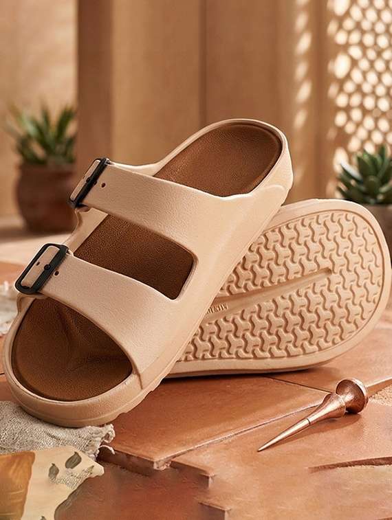 men solid slip on slippers