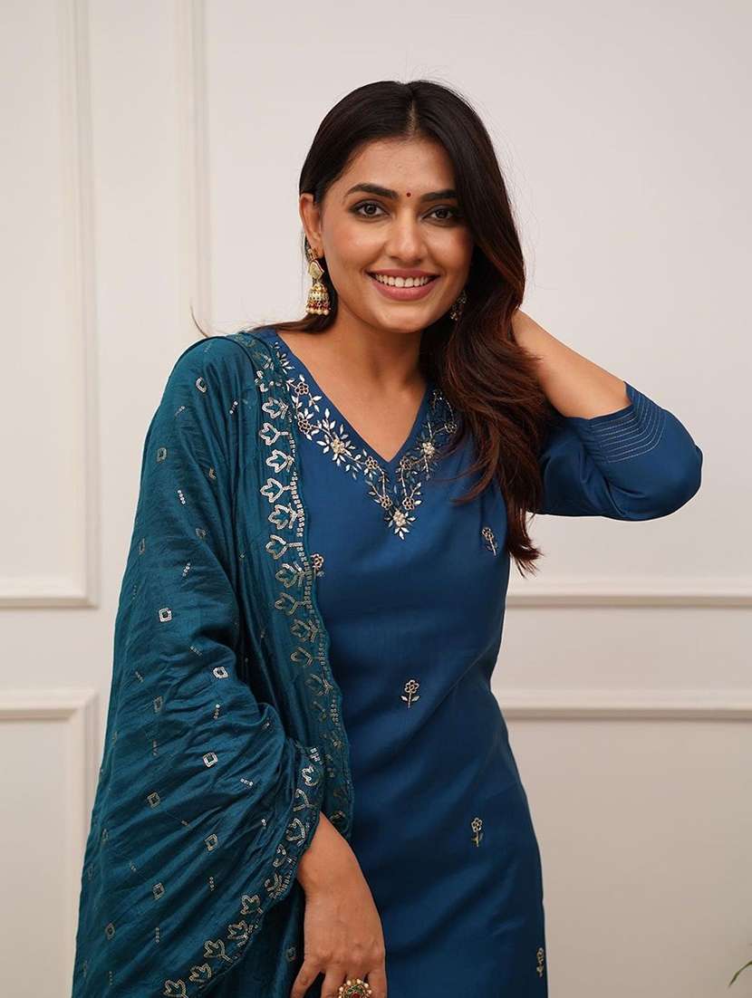Women Embroidered Three Quarter Sleeves Kurta Pant Set With Dupatta - 22579634 -  Standard Image - 4