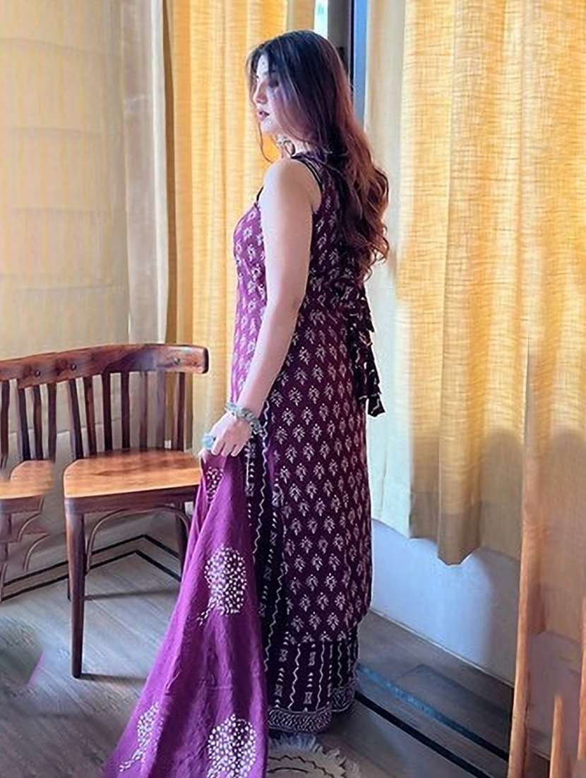 women printed sleeveless kurta palazzo set with dupatta - 22579740 -  Standard Image - 1