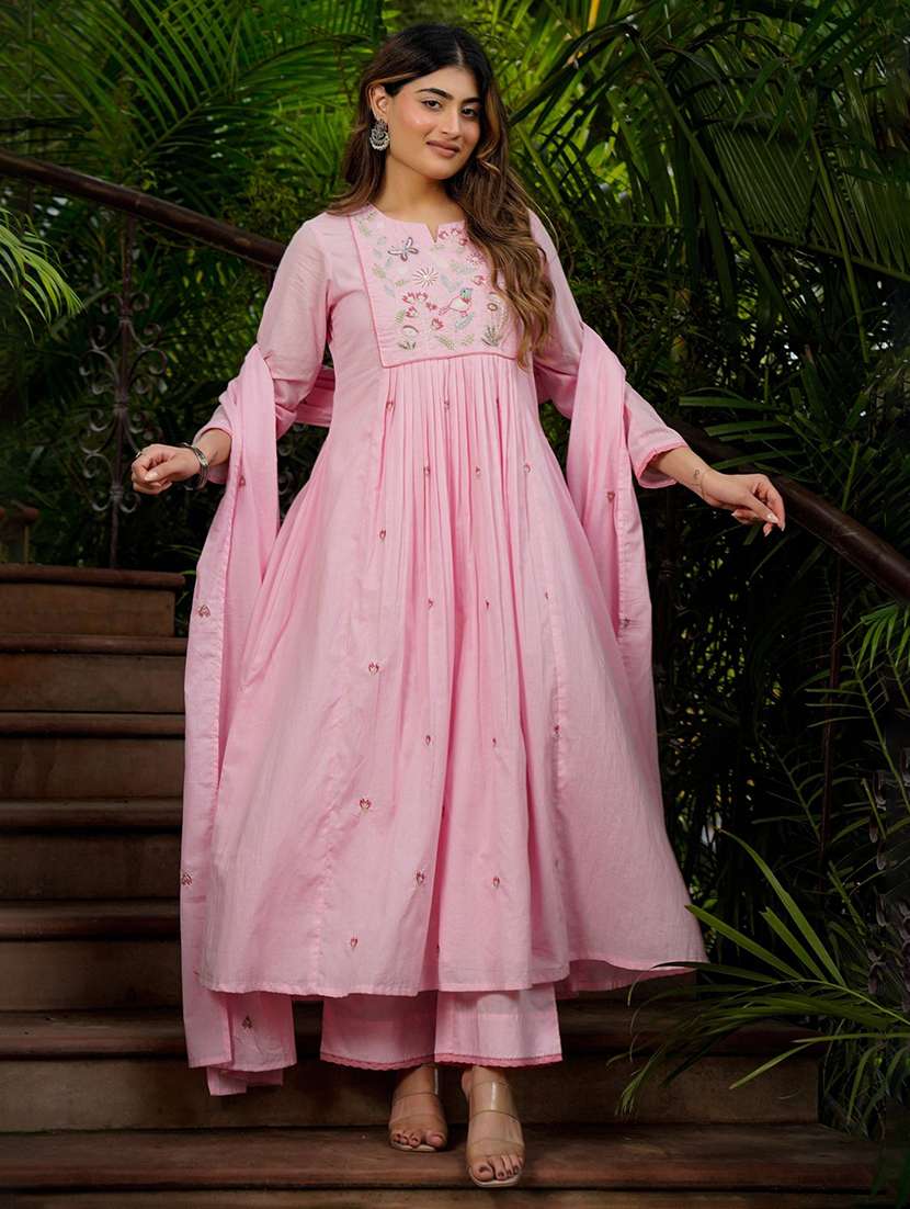 women embroidered long sleeves kurta pant set with dupatta