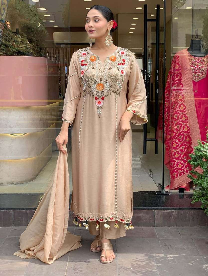 Women Embroidered Three Quarter Sleeves Kurta Pant Set With Dupatta - 22579748 -  Standard Image - 4