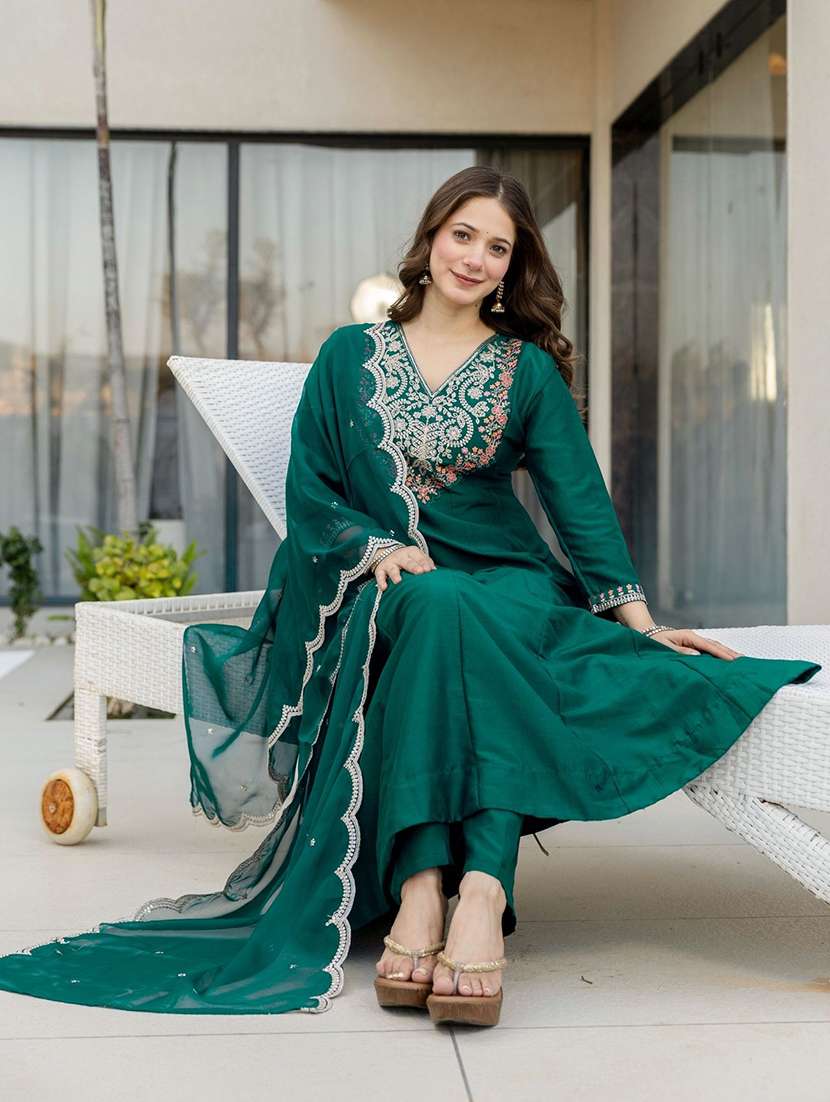 Women Embroidered Three Quarter Sleeves Kurta Pant Set With Dupatta - 22579811 -  Standard Image - 4