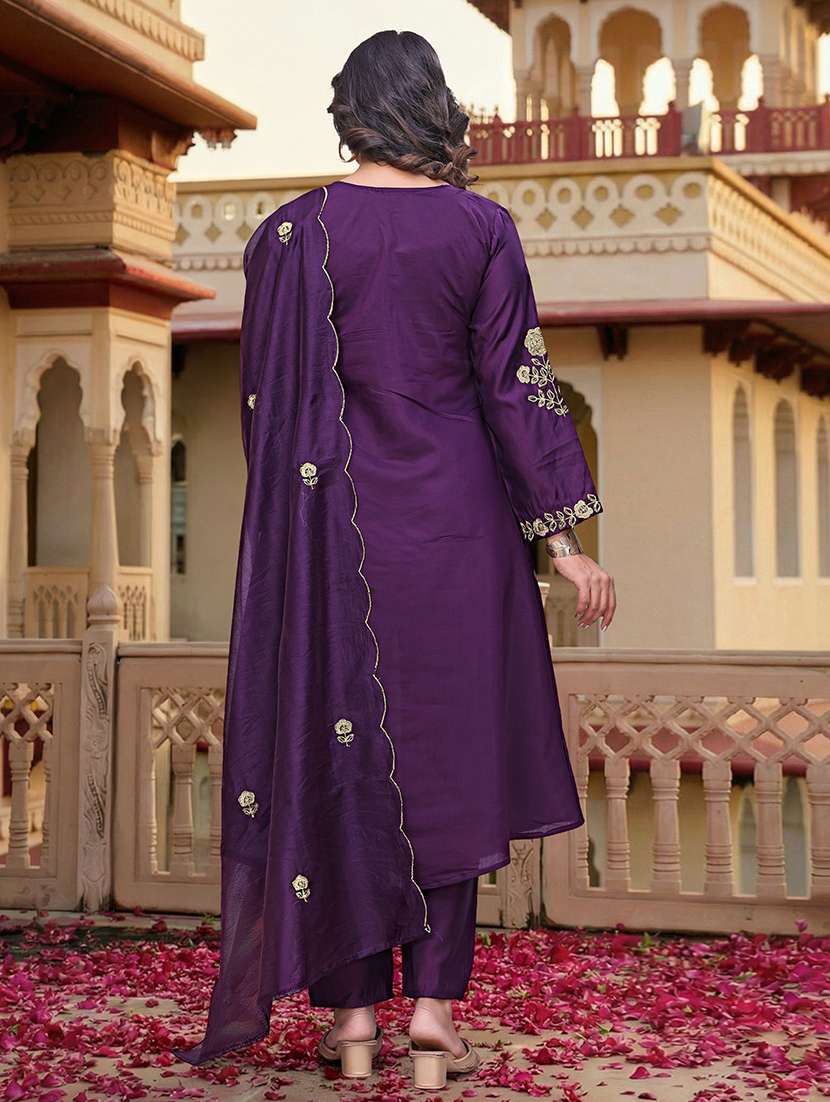 women embroidered long sleeves kurta pant set with dupatta - 22579824 -  Standard Image - 4