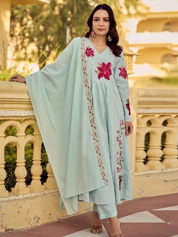 women embroidered long sleeves kurta pant set with dupatta