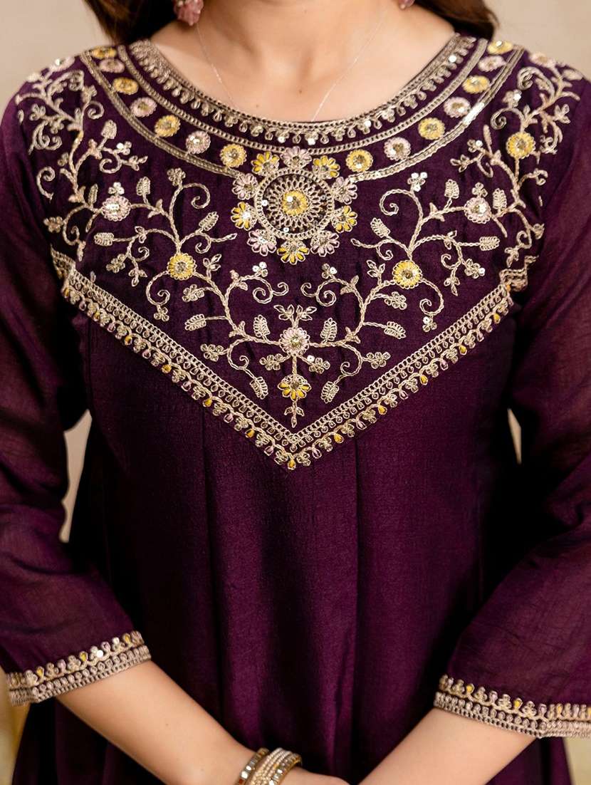 Women Embroidered Three Quarter Sleeves Kurta Pant Set With Dupatta - 22579979 -  Standard Image - 4