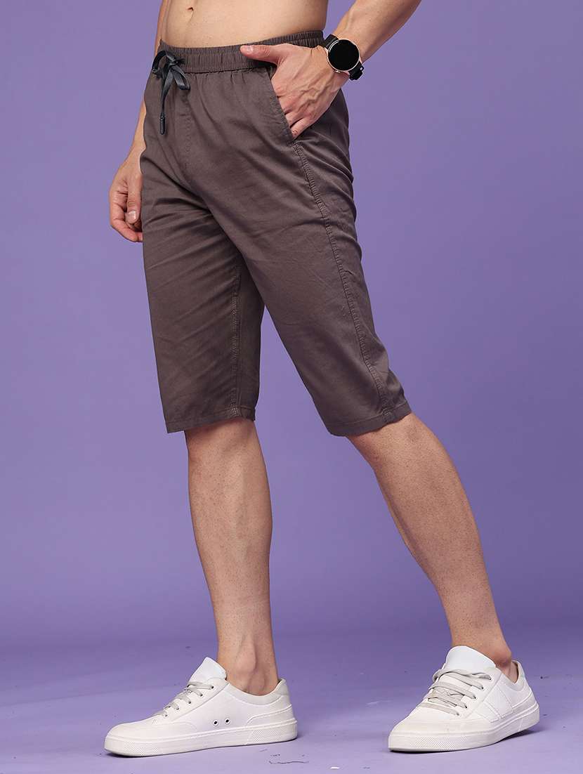 men solid mid rise three fourth shorts