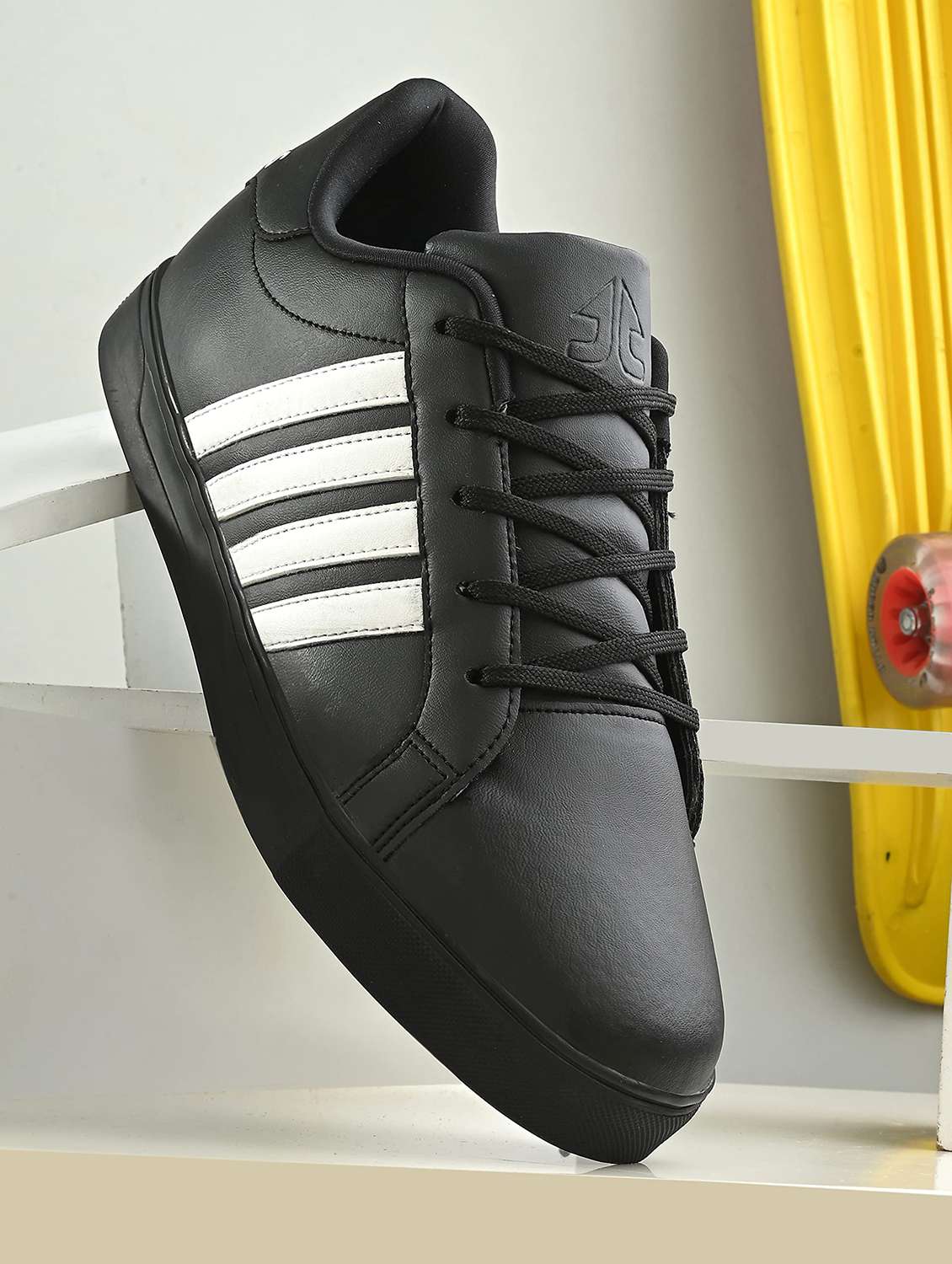 men striped lace up sneaker