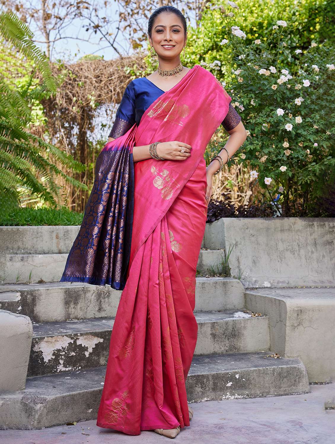 Women Self Design Banarasi Saree With Blouse - 22587321 -  Standard Image - 4