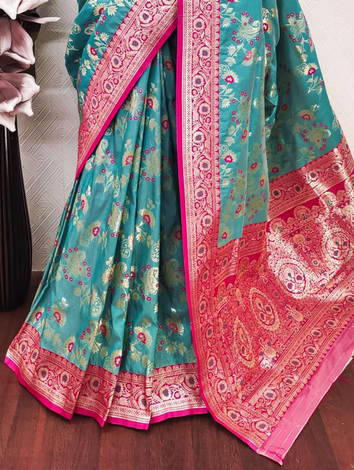 women self design banarasi saree with blouse - 22587565 -  Standard Image - 1