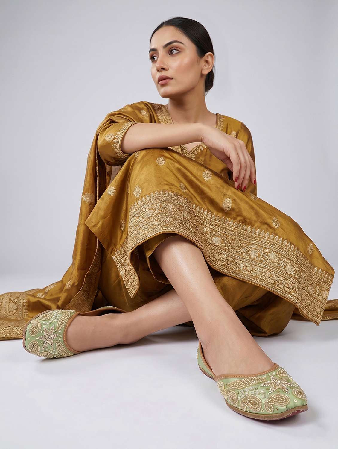 women embroidered slip on jutis - 22588077 -  Standard Image - 4