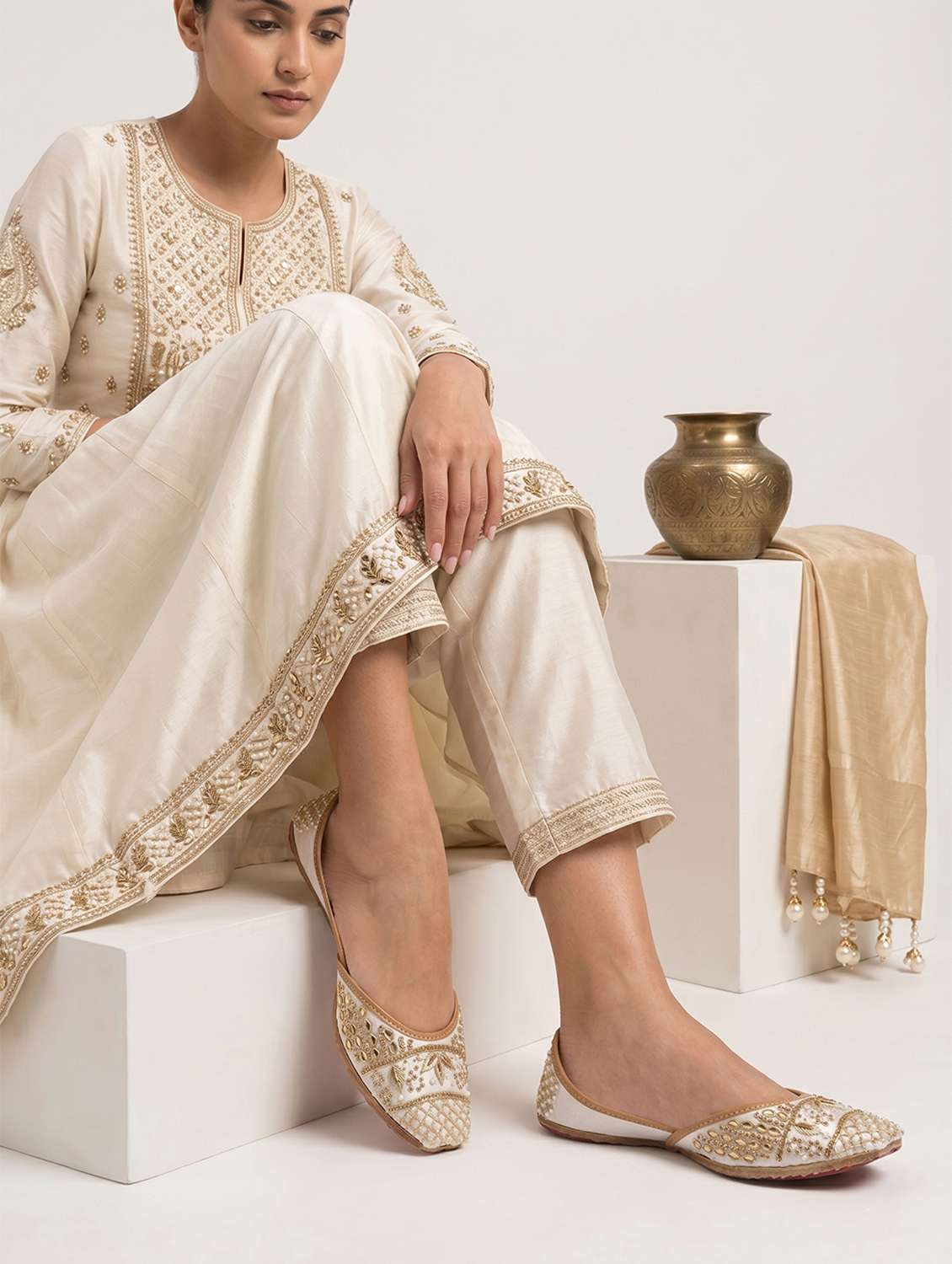women embroidered slip on jutis - 22588079 -  Standard Image - 4