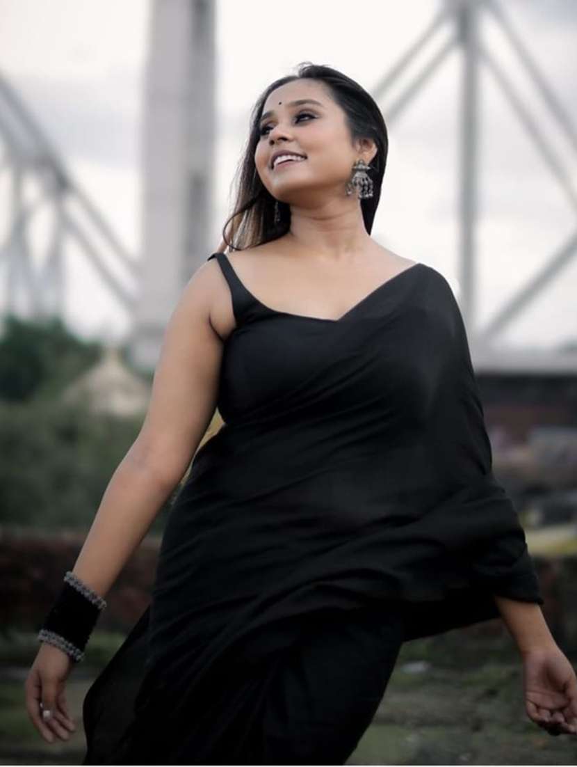 Women Solid Plain Saree With Blouse - 22589689 -  Standard Image - 1