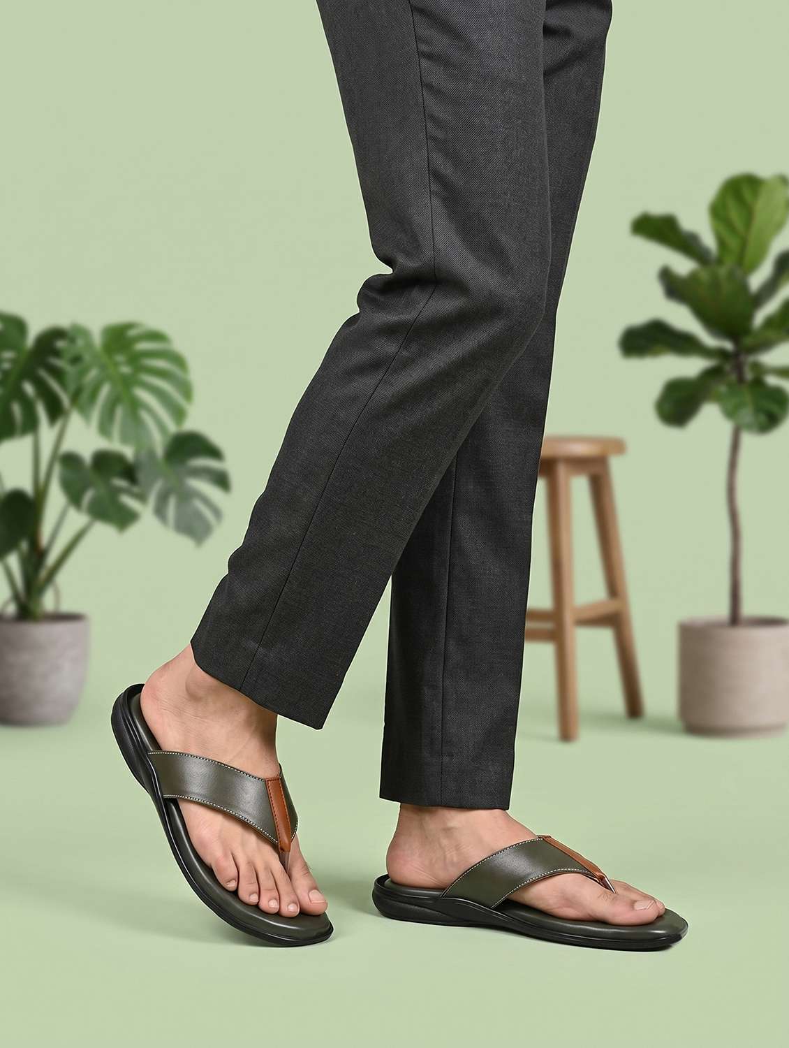 men solid toe separator sandal - 22589842 -  Standard Image - 4