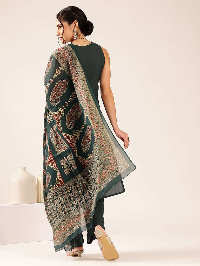 women patchwork sleeveless kurta pant set with dupatta - 22590043 -  Standard Image - 4