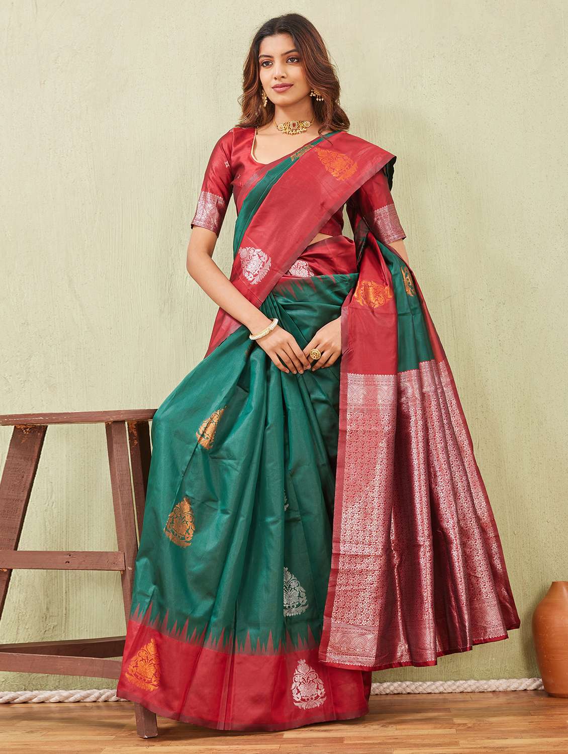 Women Self Design Banarasi Saree With Blouse - 22590252 -  Standard Image - 4