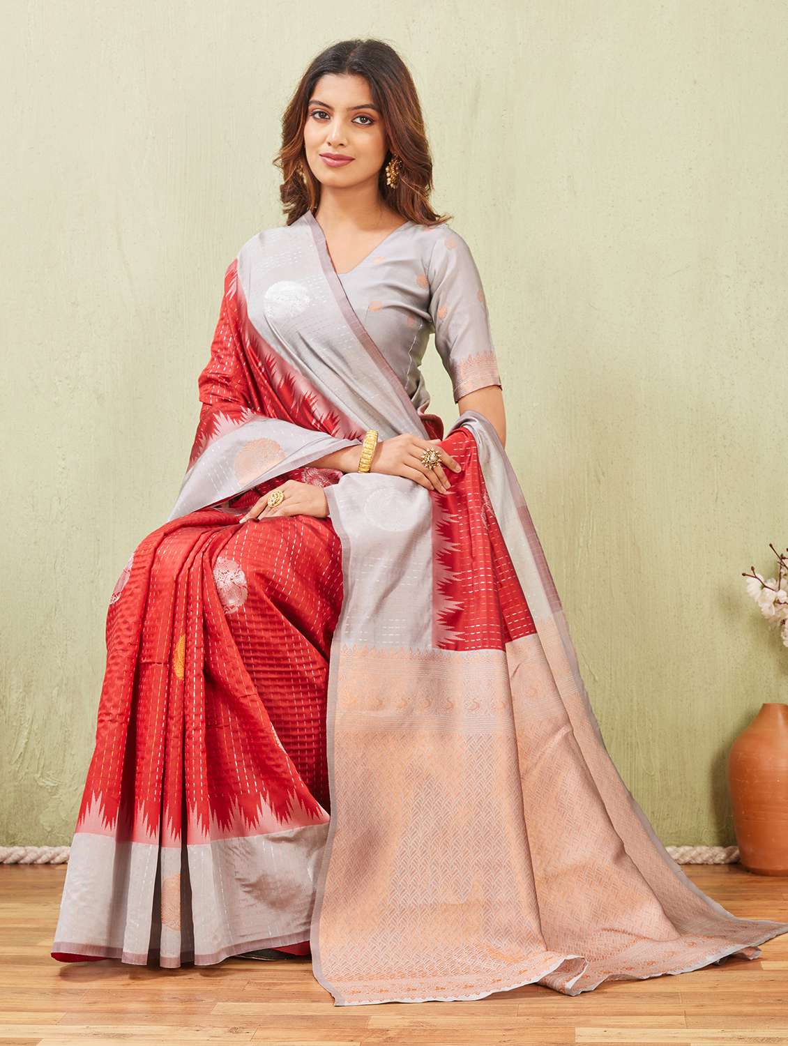 women self design bordered saree with blouse - 22590266 -  Standard Image - 4