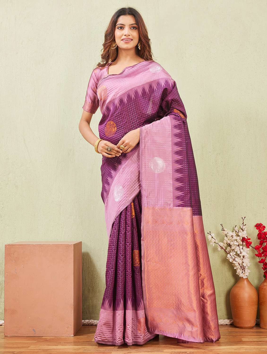 women self design bordered saree with blouse
