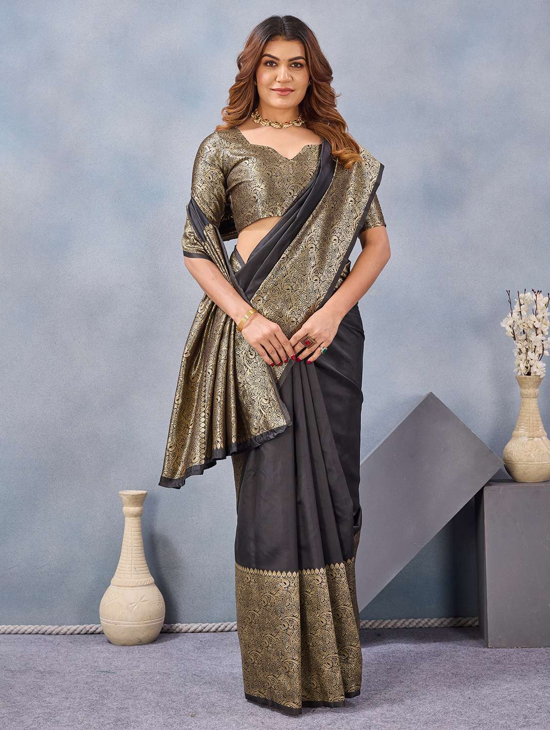 women solid with bordered saree with blouse - 22590271 -  Standard Image - 4