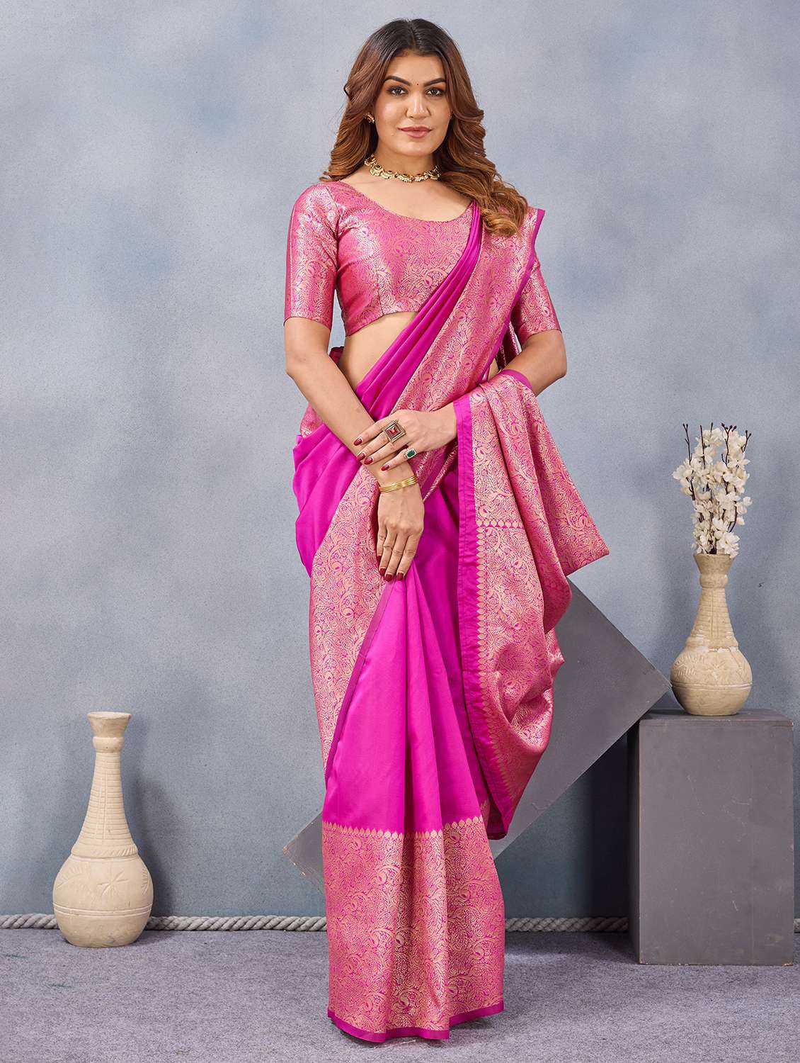 women solid with bordered saree with blouse - 22590273 -  Standard Image - 4