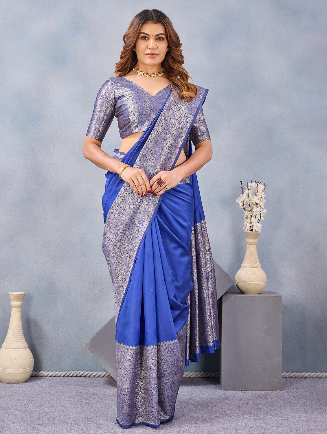 women solid with bordered saree with blouse - 22590274 -  Standard Image - 4