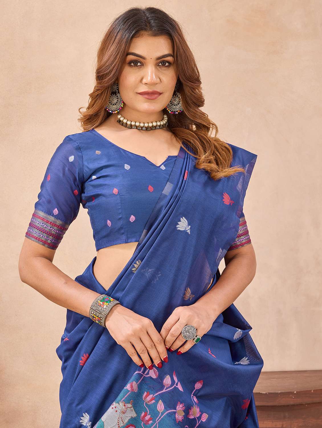 women self design handloom saree with blouse - 22590275 -  Standard Image - 1