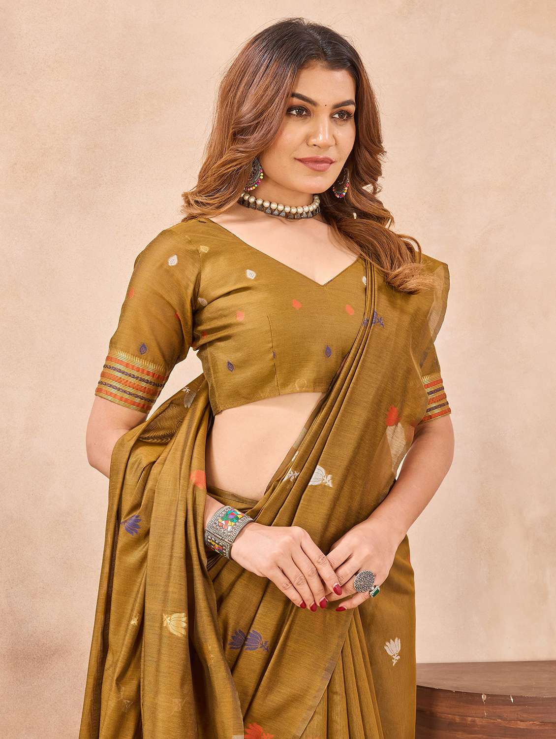 women self design handloom saree with blouse - 22590276 -  Standard Image - 1
