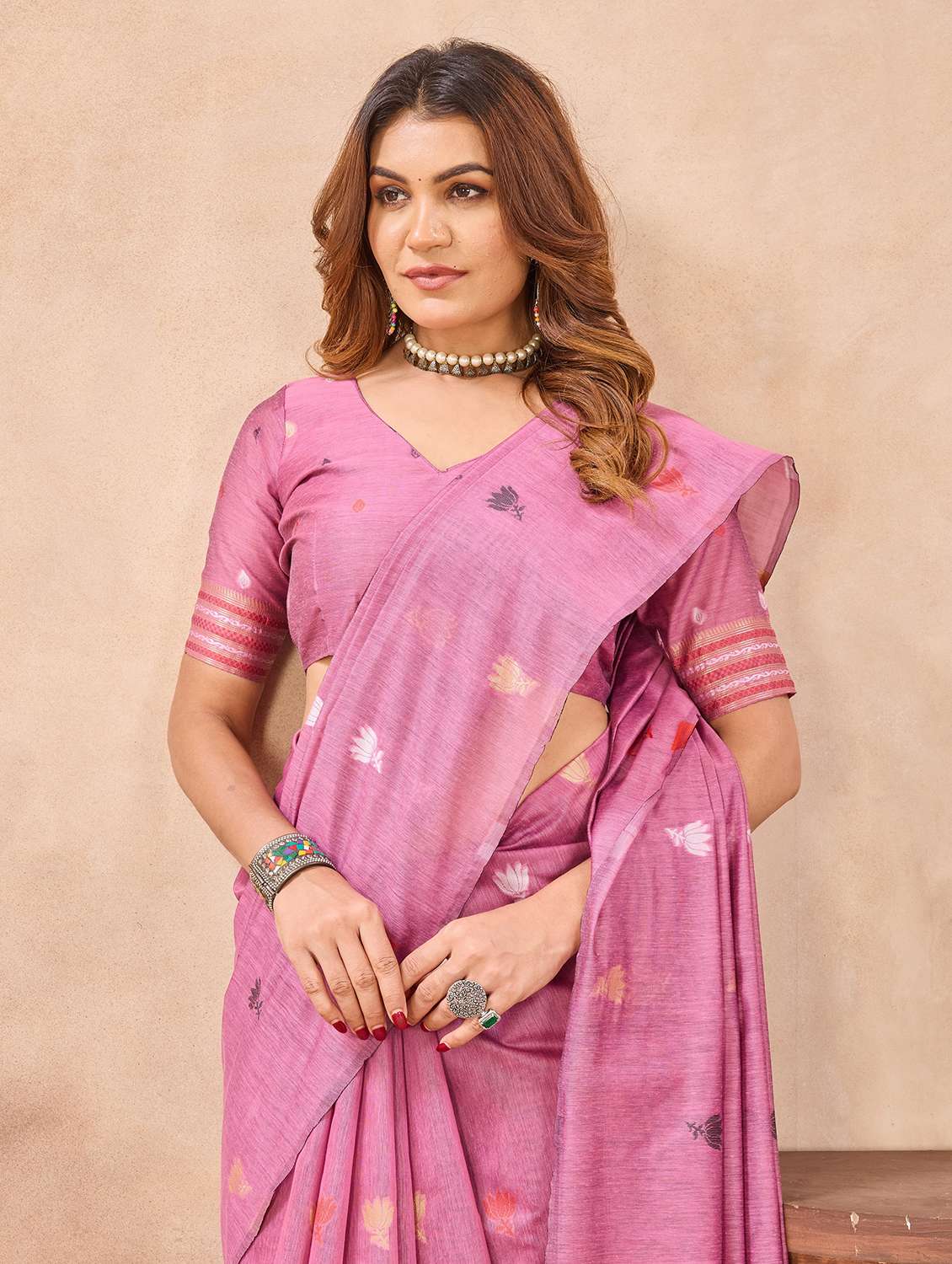 women self design handloom saree with blouse - 22590278 -  Standard Image - 1