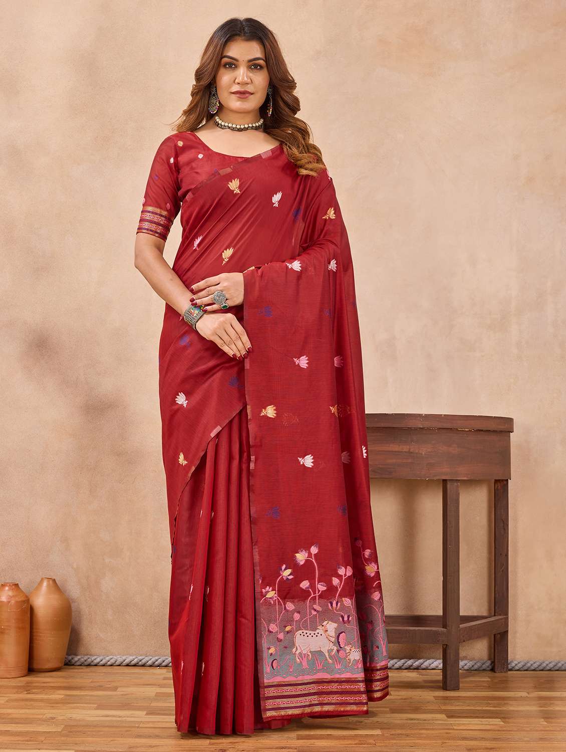 women self design handloom saree with blouse