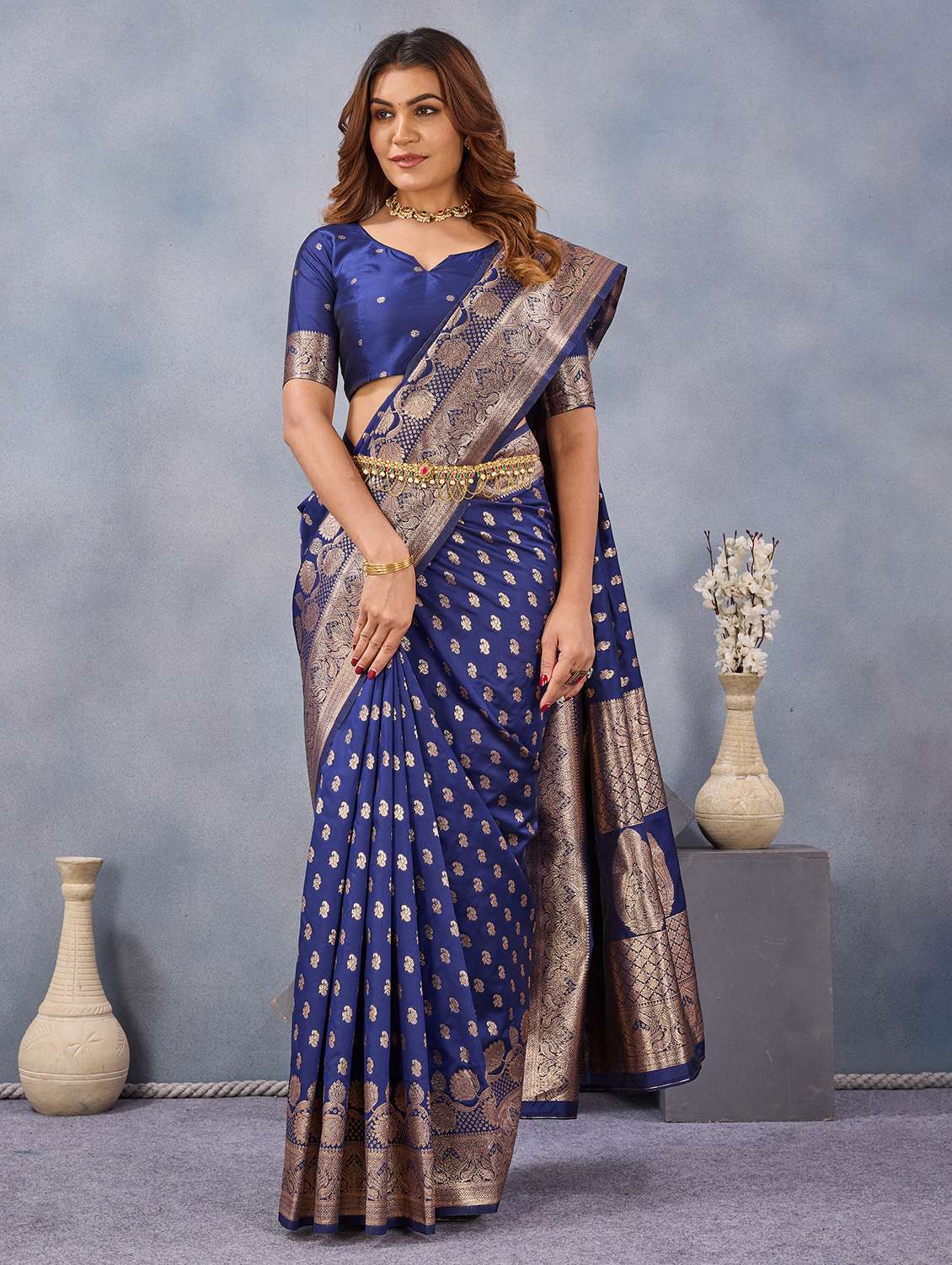 women self design banarasi saree with blouse - 22590286 -  Standard Image - 4