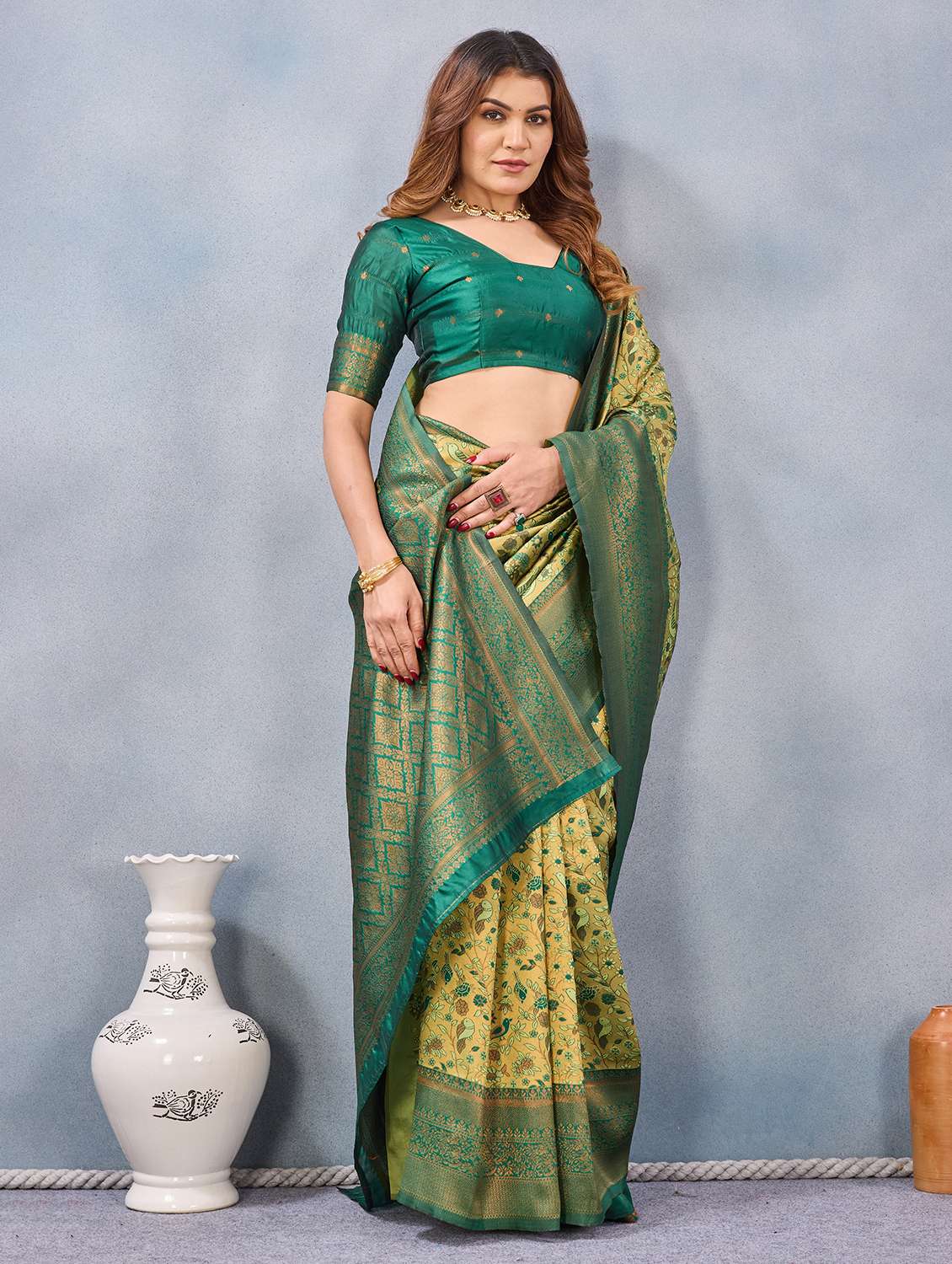 Women Self Design Banarasi Saree With Blouse - 22590300 -  Standard Image - 4