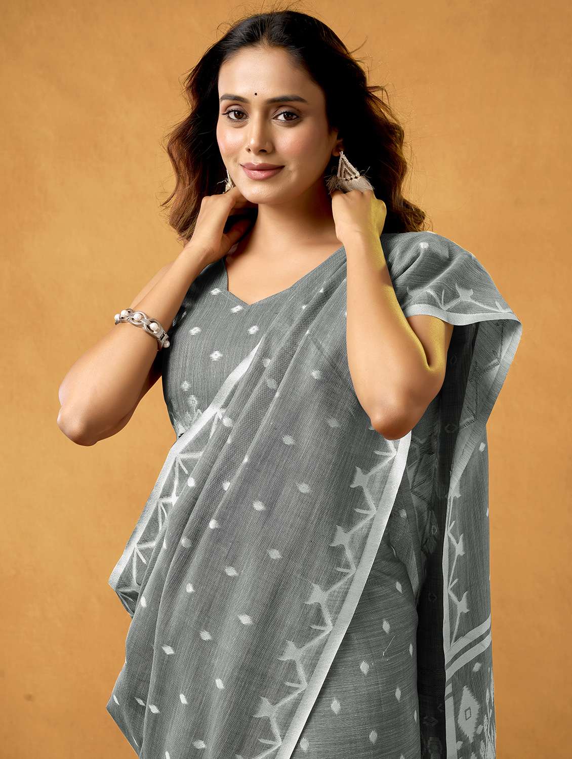 women self design handloom saree with blouse - 22592520 -  Standard Image - 1