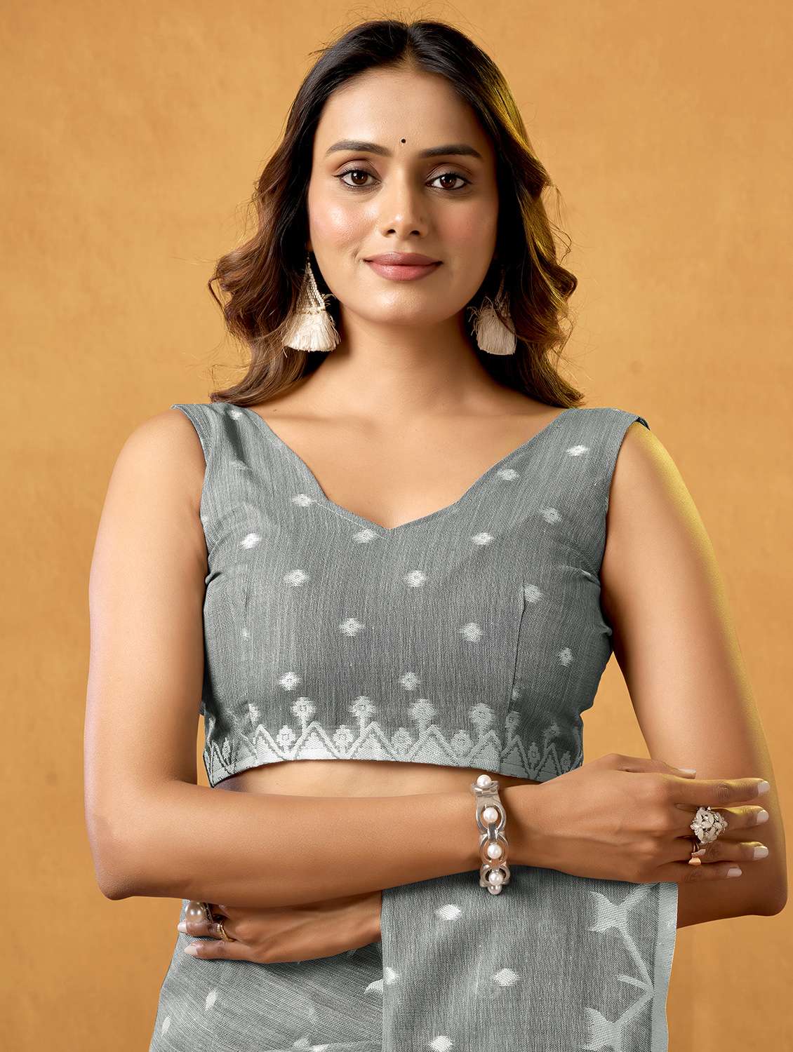 women self design handloom saree with blouse - 22592520 -  Standard Image - 4