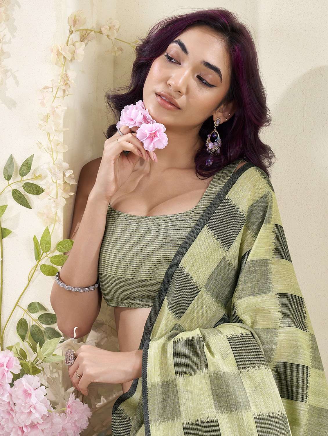 women checkered handloom saree with blouse - 22593025 -  Standard Image - 1