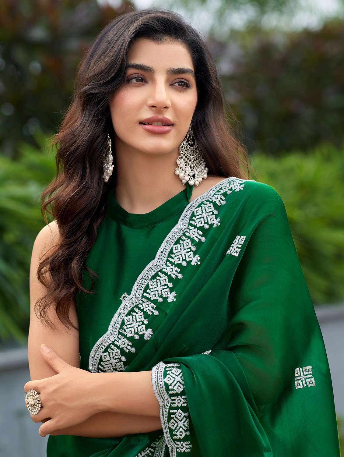 Women Solid With Work Embroidered Saree With Blouse - 22593157 -  Standard Image - 1